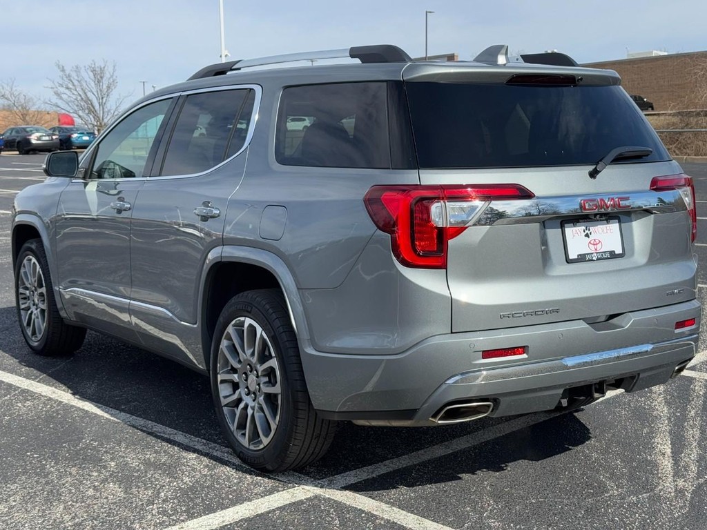 GMC Acadia Vehicle Full-screen Gallery Image 07