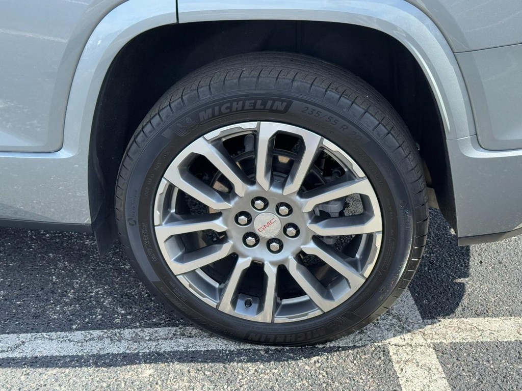 GMC Acadia Vehicle Full-screen Gallery Image 08