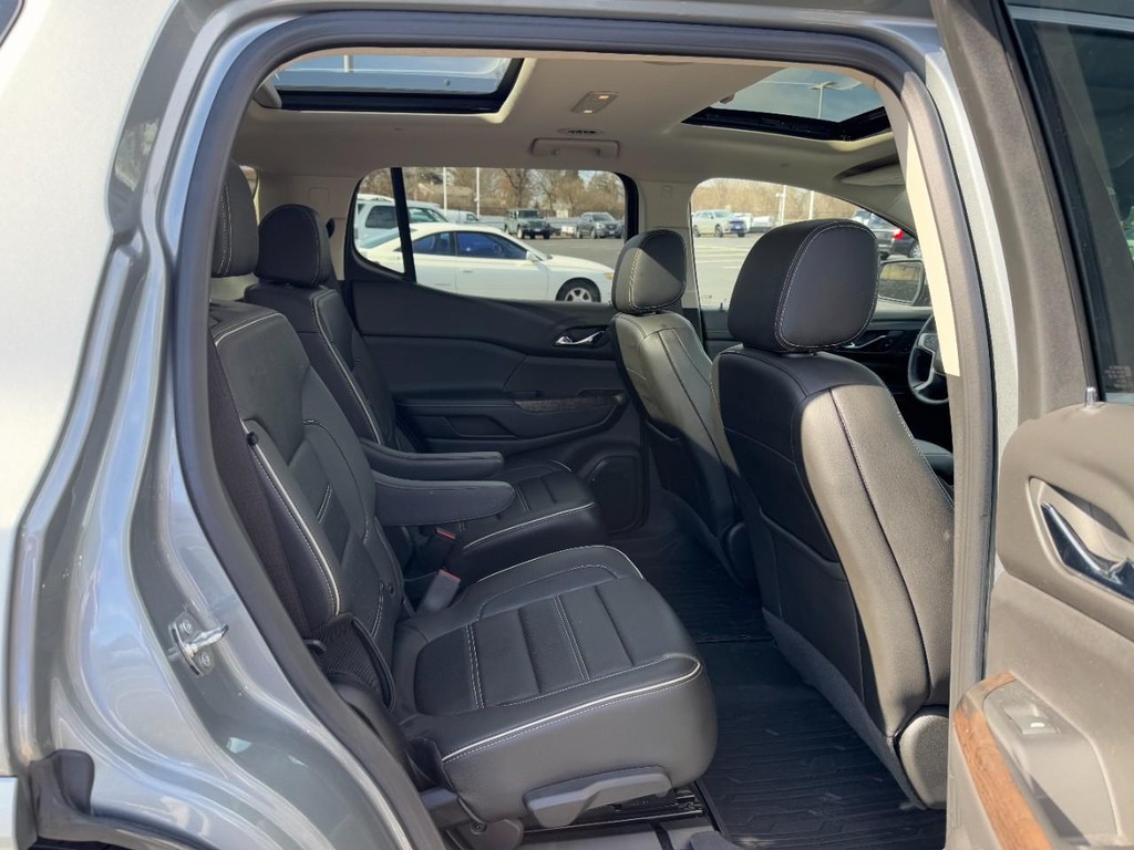 GMC Acadia Vehicle Full-screen Gallery Image 11