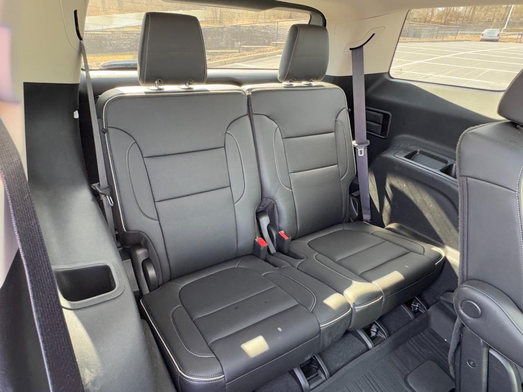 GMC Acadia Vehicle Full-screen Gallery Image 12