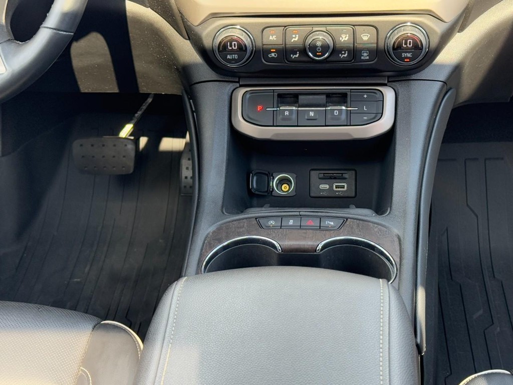 GMC Acadia Vehicle Full-screen Gallery Image 16