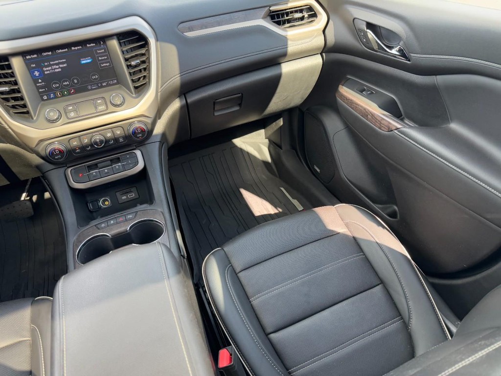 GMC Acadia Vehicle Full-screen Gallery Image 17