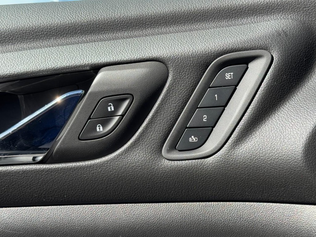 GMC Acadia Vehicle Full-screen Gallery Image 18