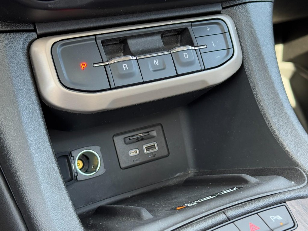 GMC Acadia Vehicle Full-screen Gallery Image 22