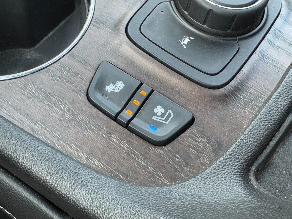 GMC Acadia Vehicle Full-screen Gallery Image 23