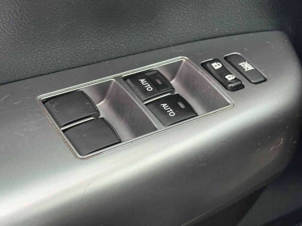 Toyota Sequoia Vehicle Full-screen Gallery Image 21