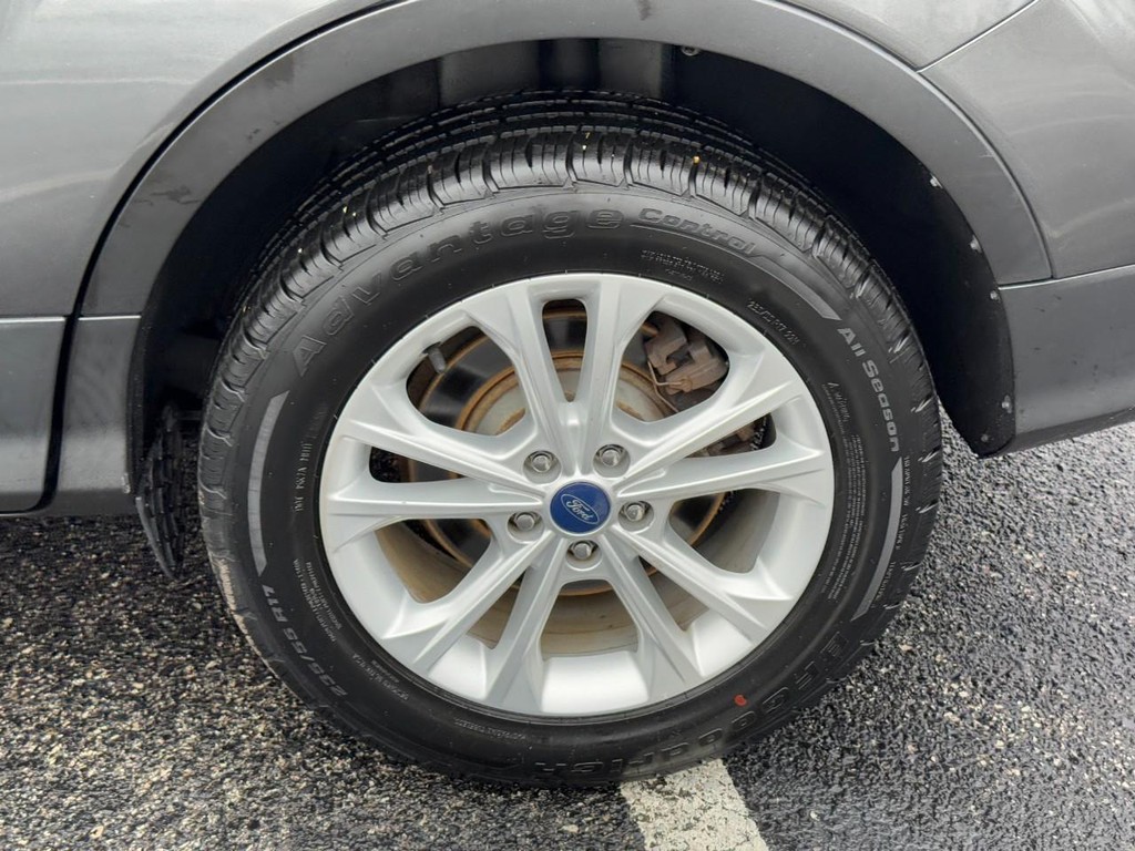 Ford Escape Vehicle Full-screen Gallery Image 07