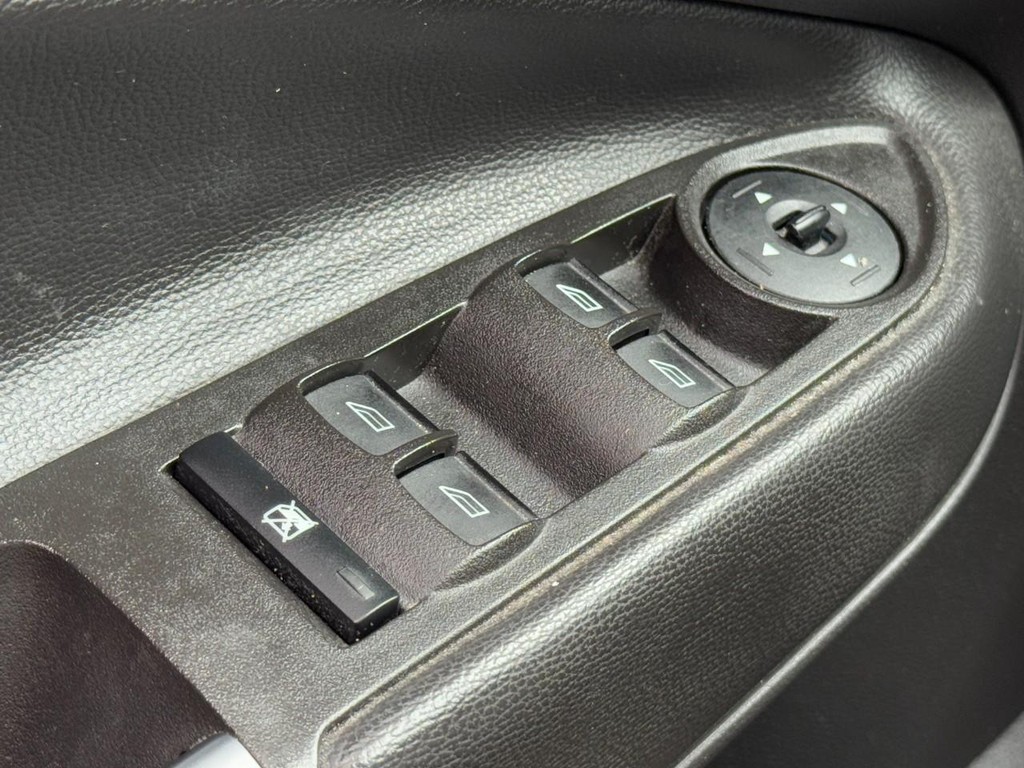 Ford Escape Vehicle Full-screen Gallery Image 22