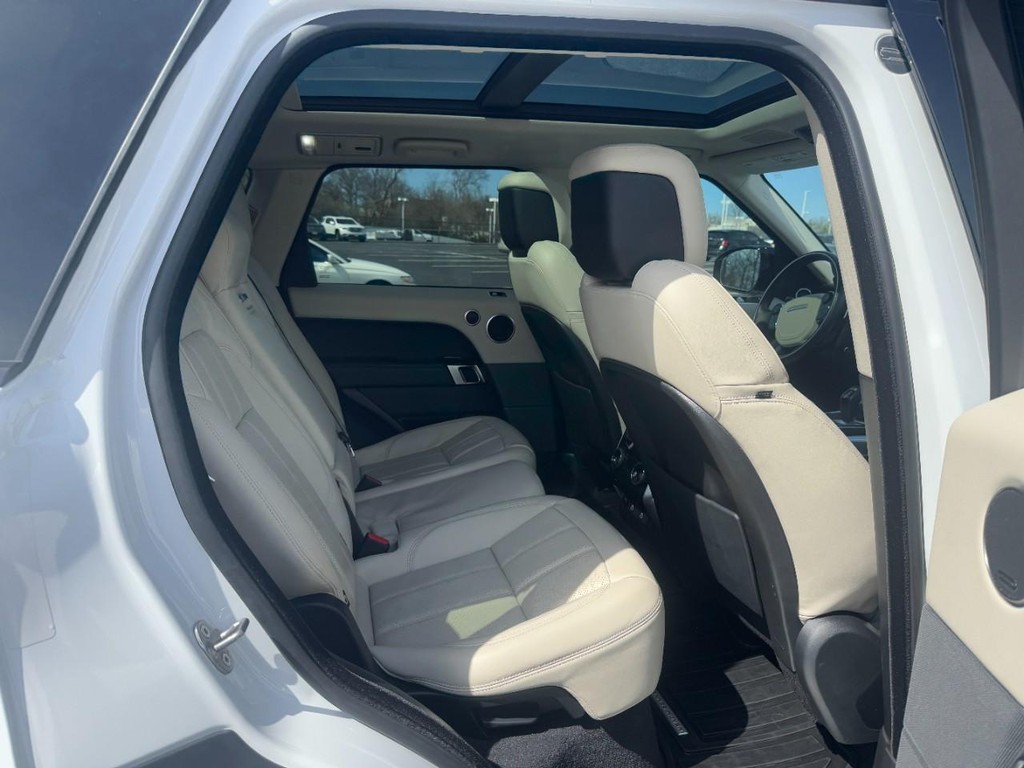 Land Rover Range Rover Sport Vehicle Full-screen Gallery Image 11