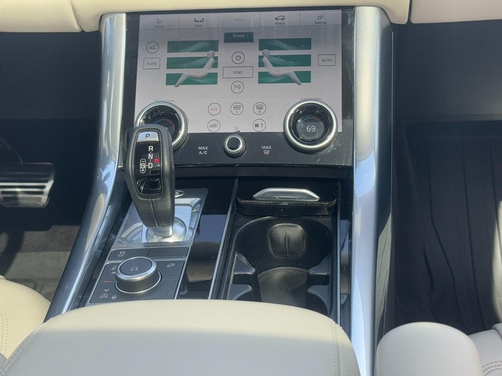 Land Rover Range Rover Sport Vehicle Full-screen Gallery Image 15