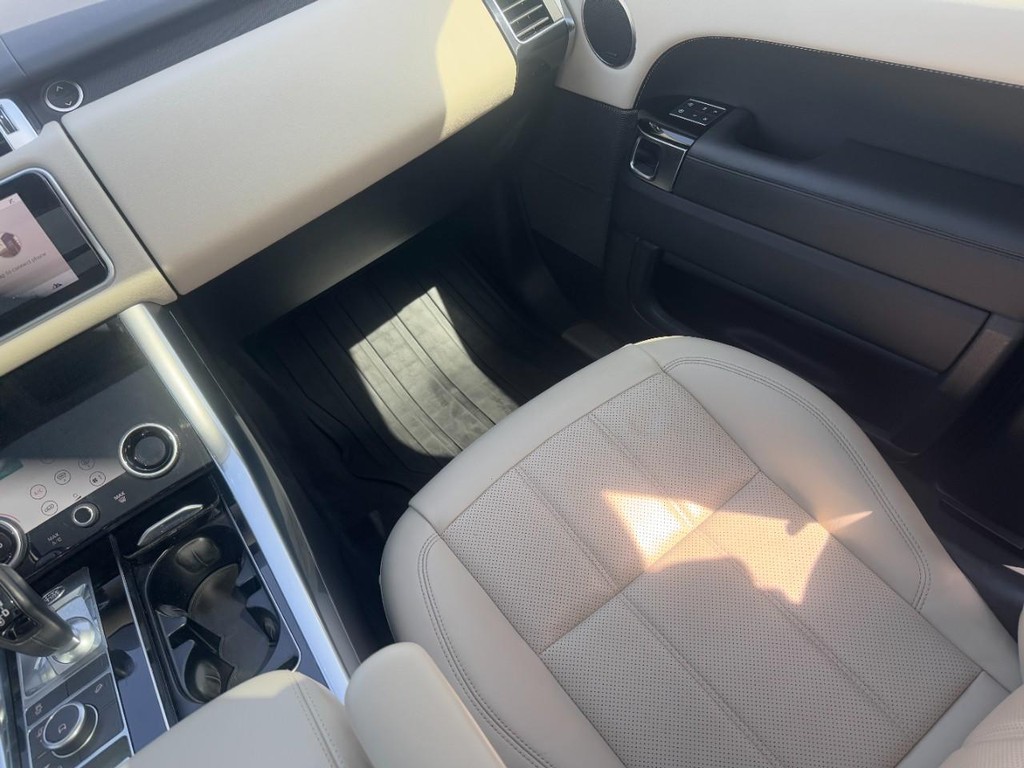 Land Rover Range Rover Sport Vehicle Full-screen Gallery Image 16