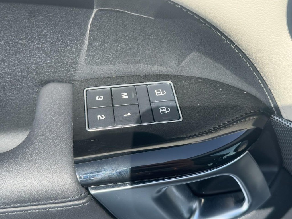 Land Rover Range Rover Sport Vehicle Full-screen Gallery Image 17