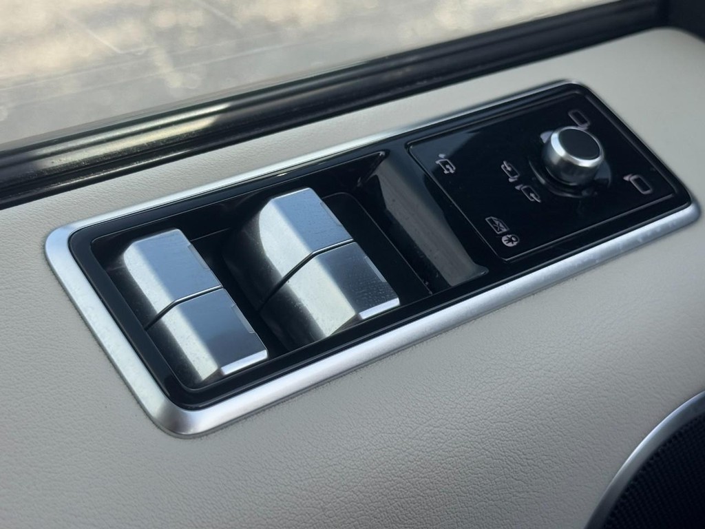 Land Rover Range Rover Sport Vehicle Full-screen Gallery Image 23