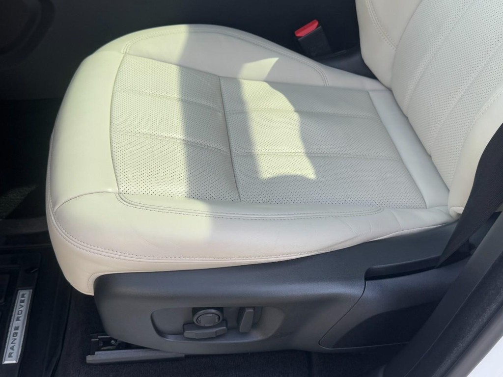 Land Rover Range Rover Sport Vehicle Full-screen Gallery Image 24