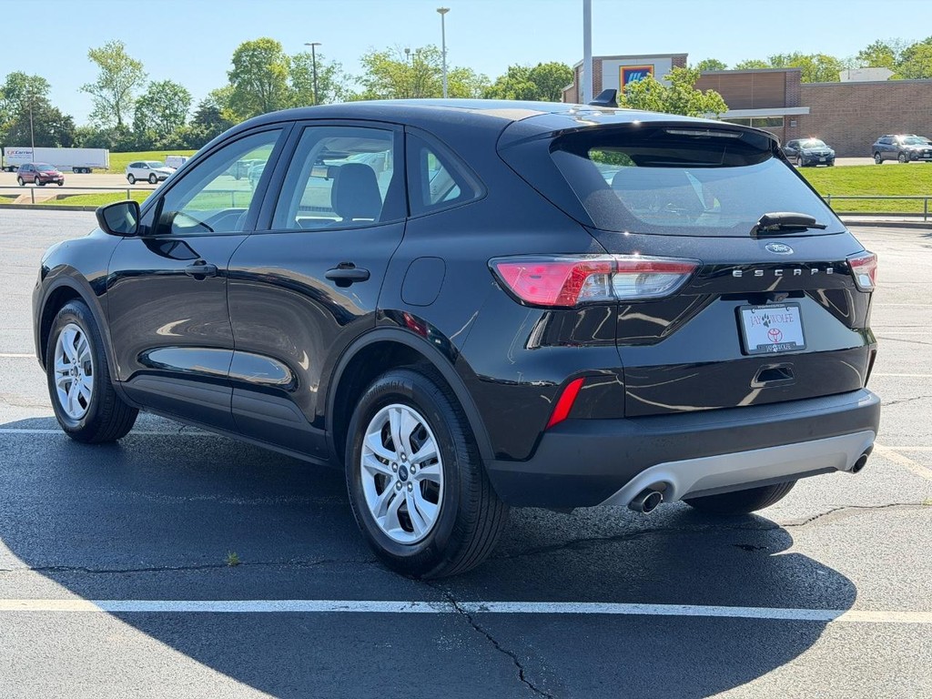 Ford Escape Vehicle Full-screen Gallery Image 16