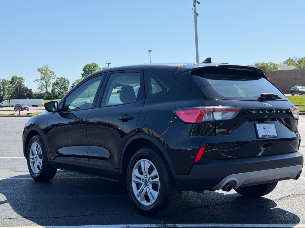 Ford Escape Vehicle Full-screen Gallery Image 17
