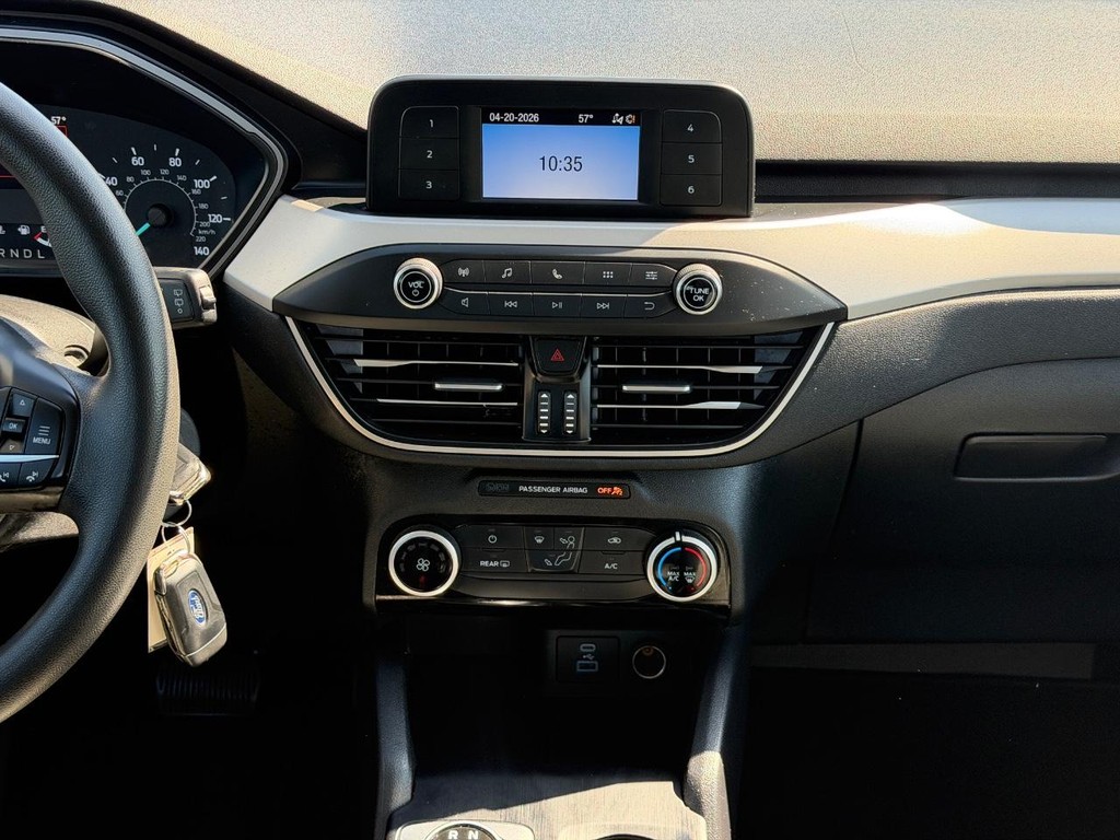 Ford Escape Vehicle Full-screen Gallery Image 30
