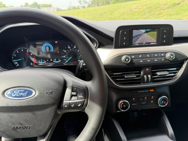 Ford Escape Vehicle Full-screen Gallery Image 09