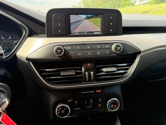 Ford Escape Vehicle Full-screen Gallery Image 10