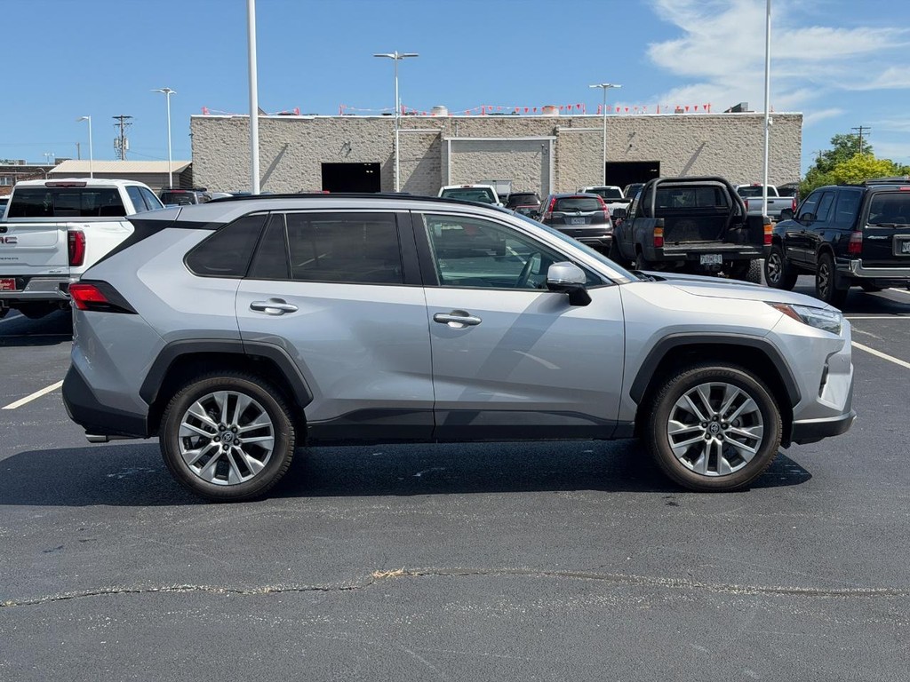 Toyota RAV4 Vehicle Full-screen Gallery Image 02