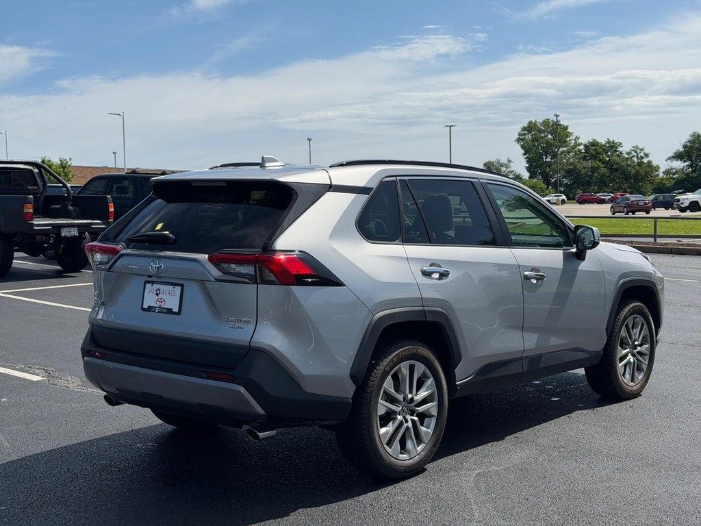 Toyota RAV4 Vehicle Full-screen Gallery Image 03