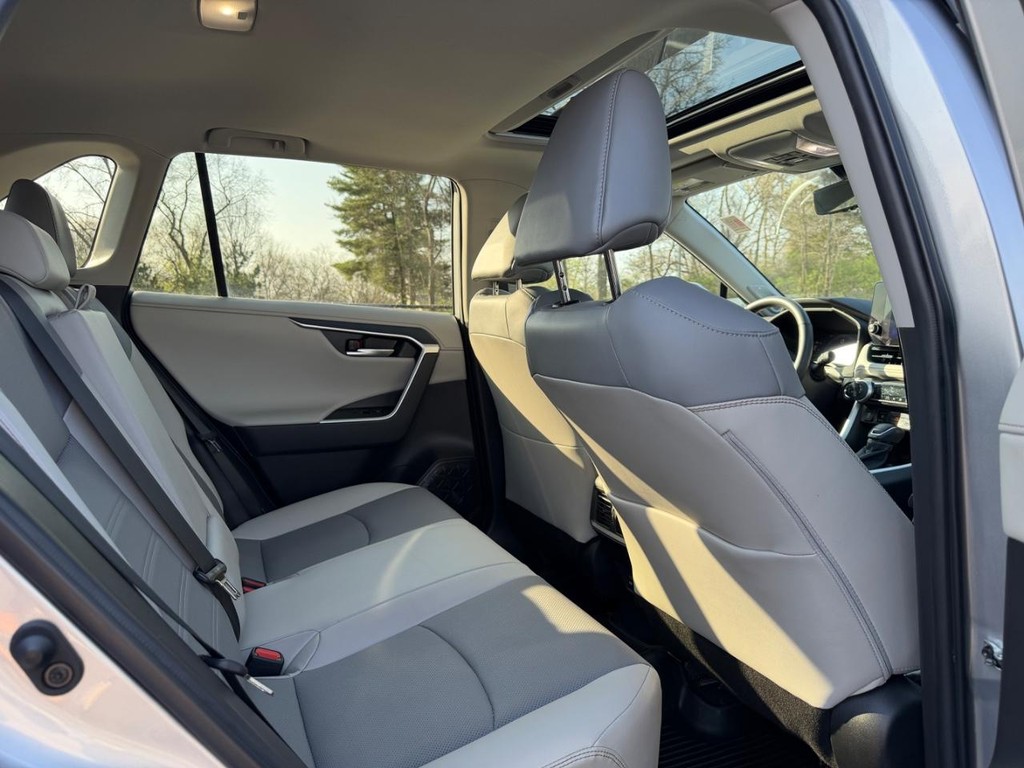 Toyota RAV4 Vehicle Full-screen Gallery Image 10