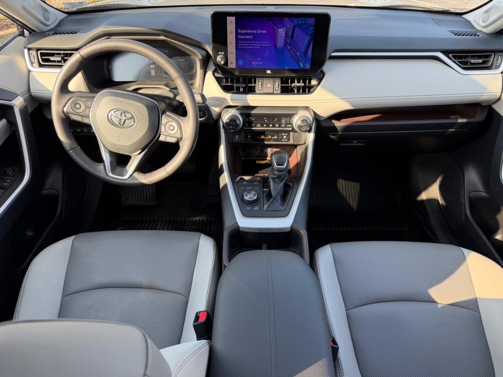 Toyota RAV4 Vehicle Full-screen Gallery Image 11