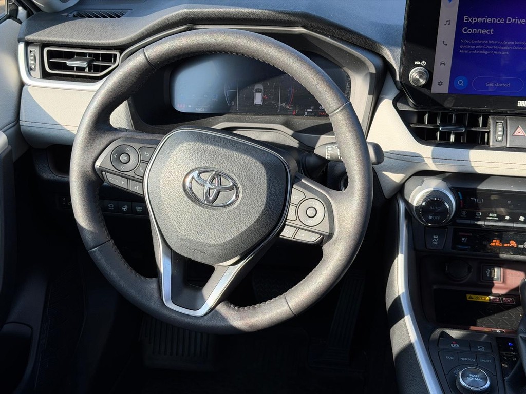 Toyota RAV4 Vehicle Full-screen Gallery Image 12