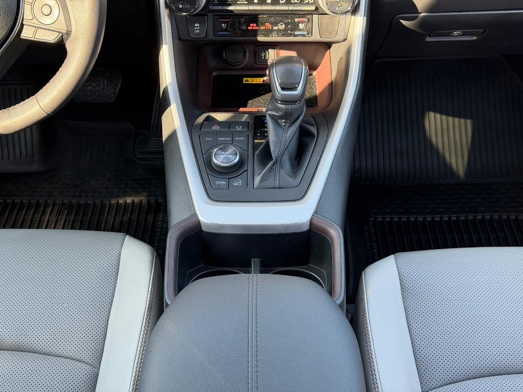 Toyota RAV4 Vehicle Full-screen Gallery Image 14