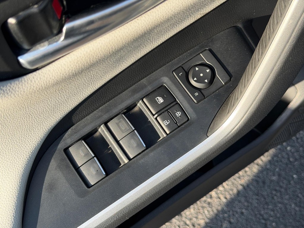 Toyota RAV4 Vehicle Full-screen Gallery Image 15