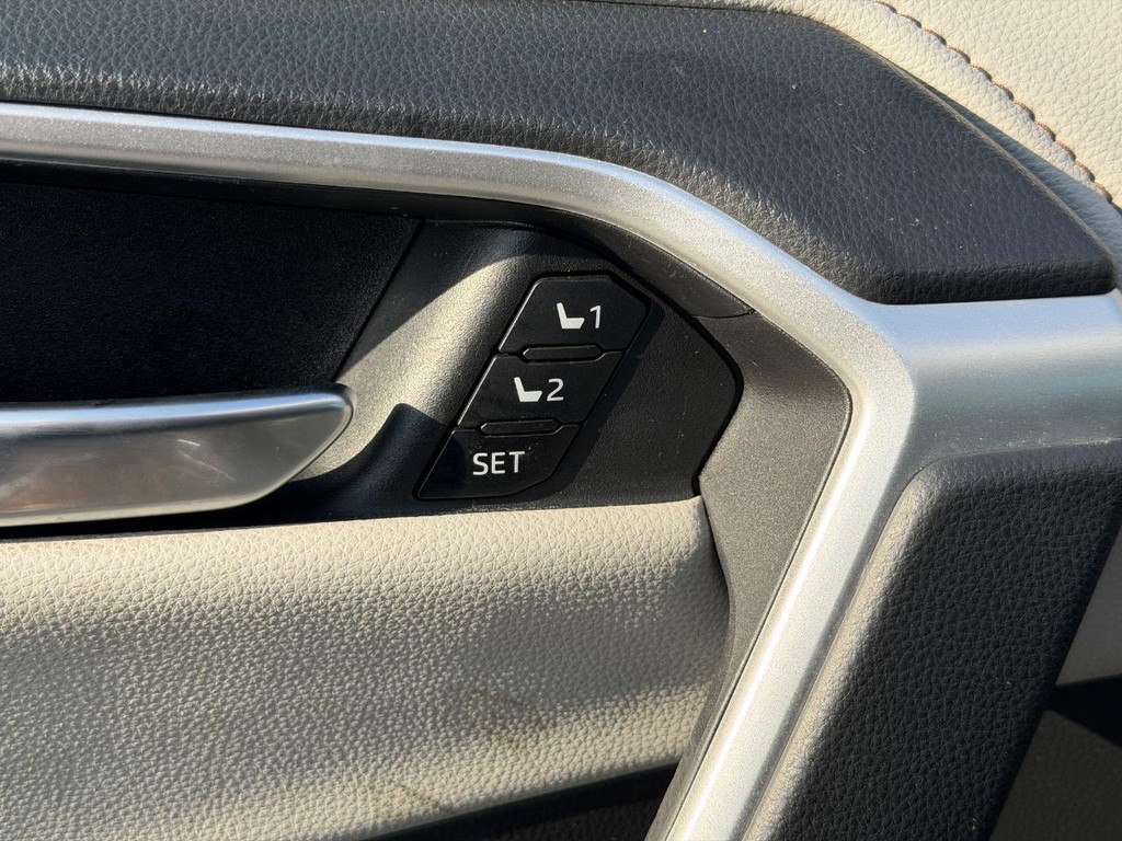 Toyota RAV4 Vehicle Full-screen Gallery Image 16