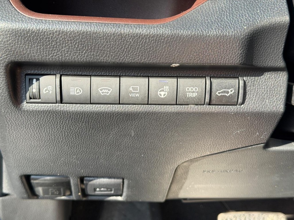 Toyota RAV4 Vehicle Full-screen Gallery Image 17