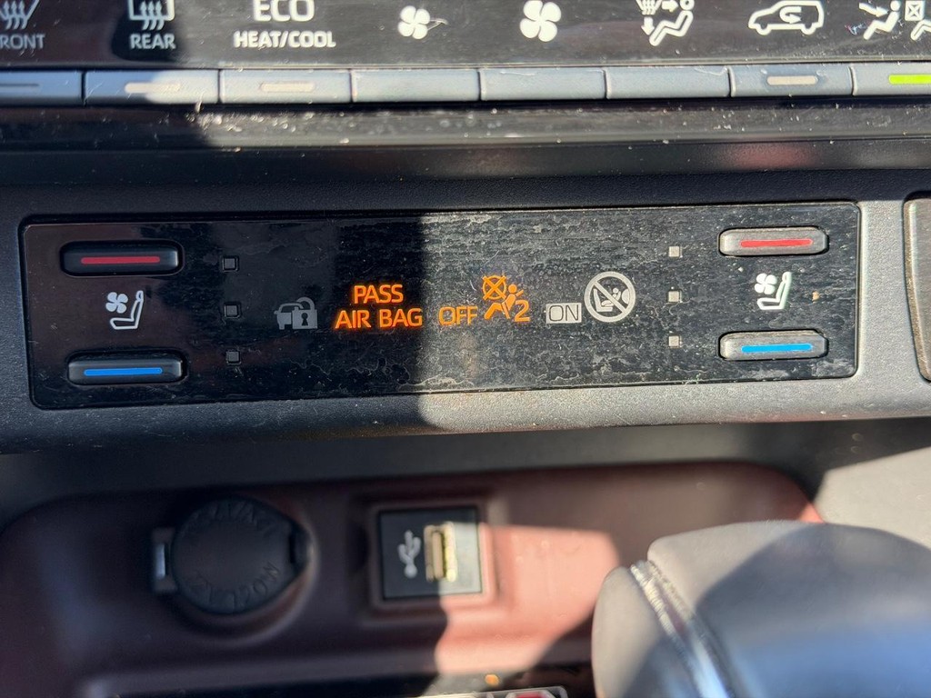 Toyota RAV4 Vehicle Full-screen Gallery Image 23