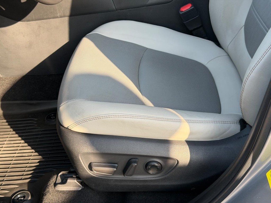 Toyota RAV4 Vehicle Full-screen Gallery Image 24