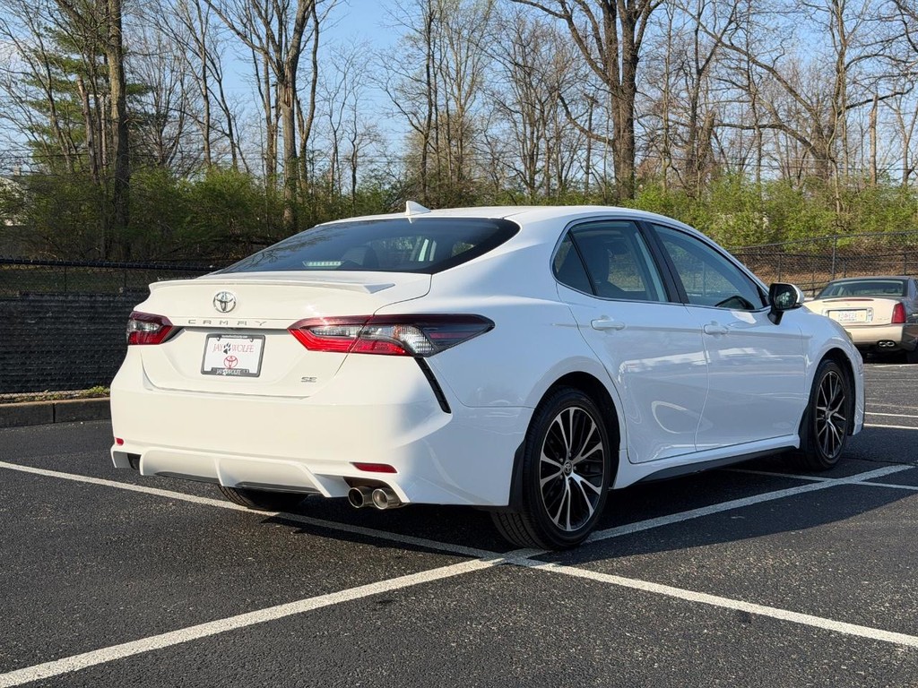 Toyota Camry Vehicle Full-screen Gallery Image 03