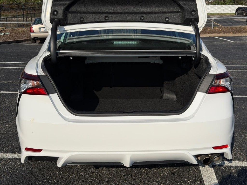 Toyota Camry Vehicle Full-screen Gallery Image 04