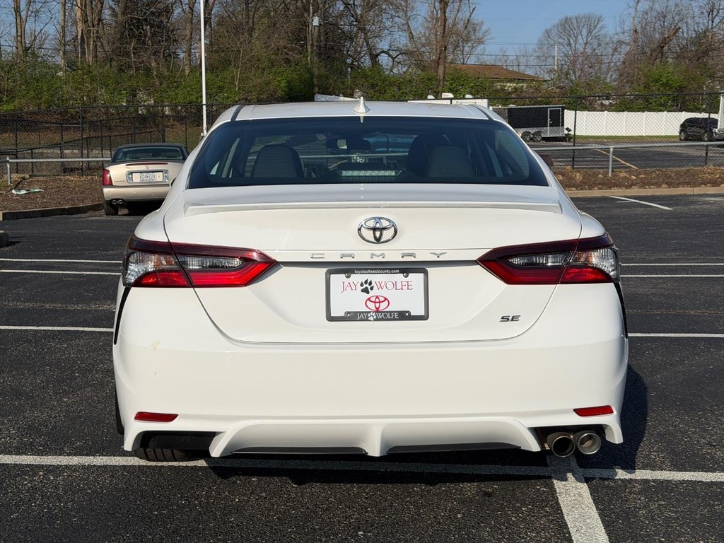 Toyota Camry Vehicle Full-screen Gallery Image 05