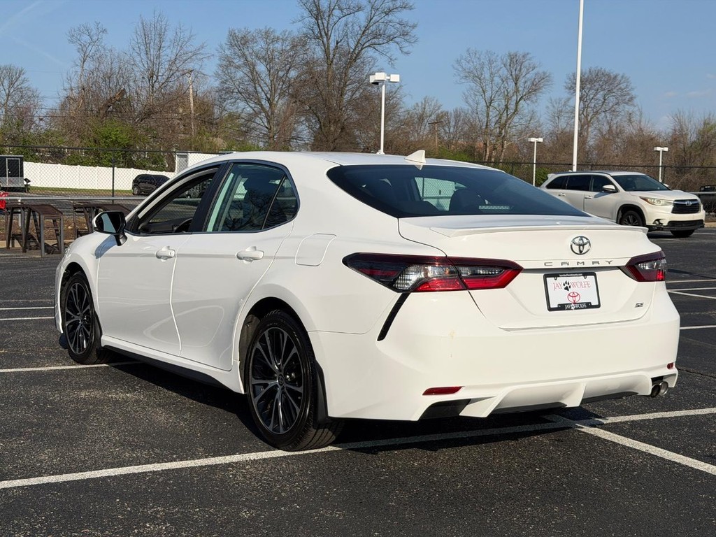 Toyota Camry Vehicle Full-screen Gallery Image 07