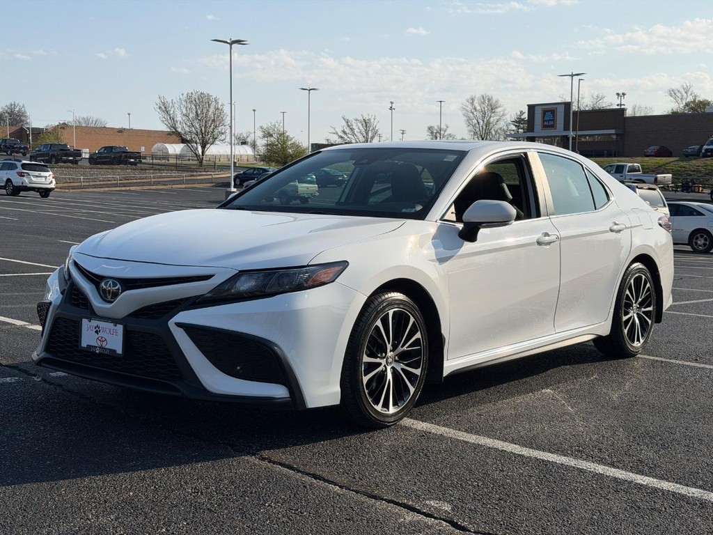 Toyota Camry Vehicle Full-screen Gallery Image 09