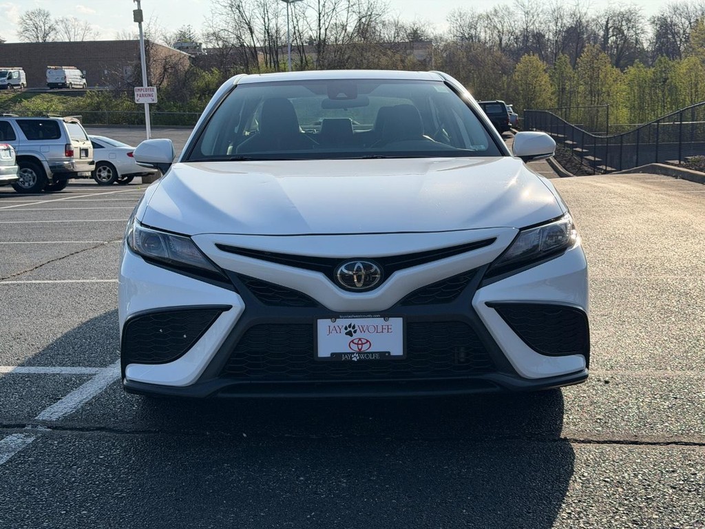 Toyota Camry Vehicle Full-screen Gallery Image 10