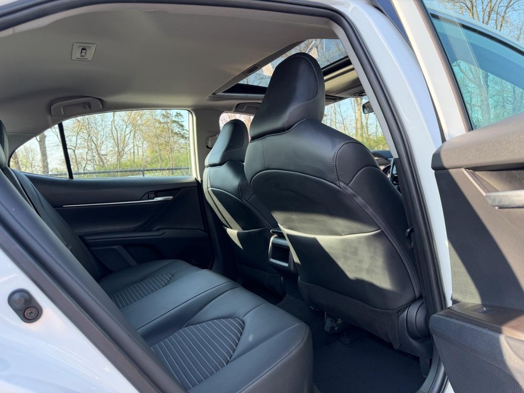 Toyota Camry Vehicle Full-screen Gallery Image 11