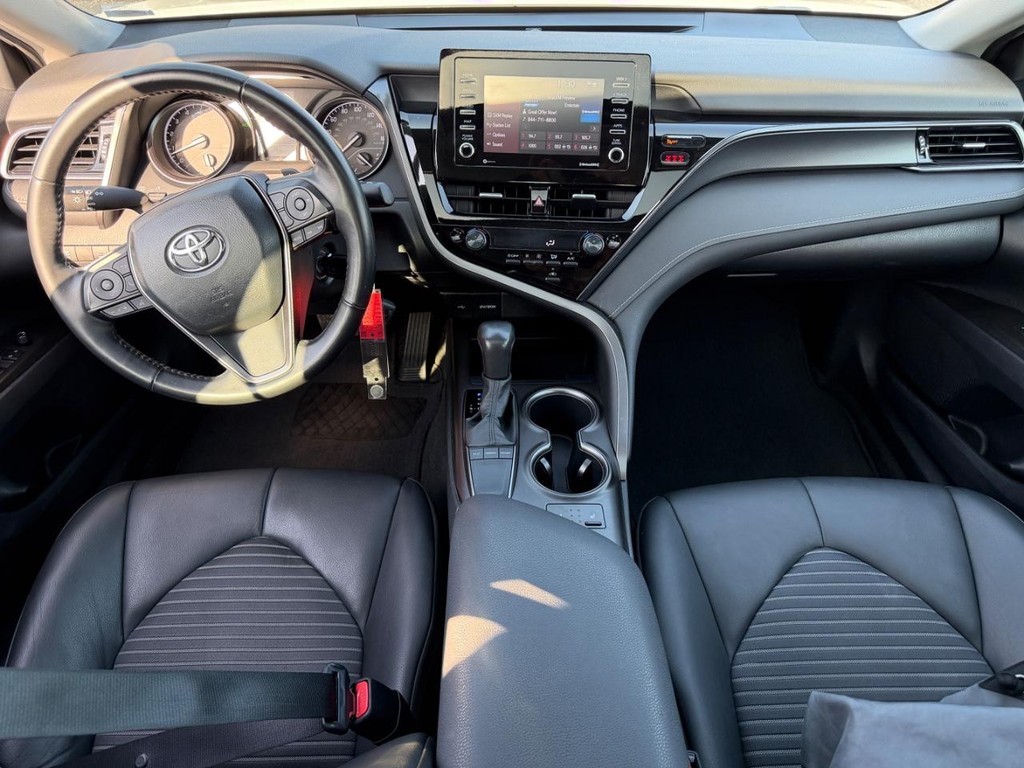 Toyota Camry Vehicle Full-screen Gallery Image 12