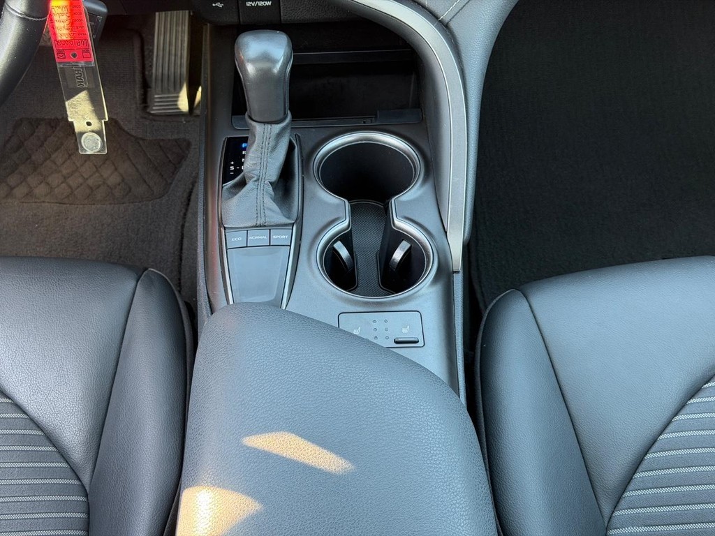 Toyota Camry Vehicle Full-screen Gallery Image 15