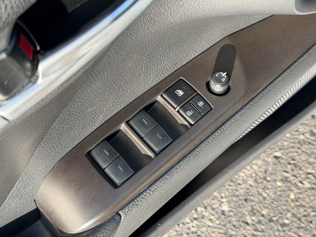 Toyota Camry Vehicle Full-screen Gallery Image 16