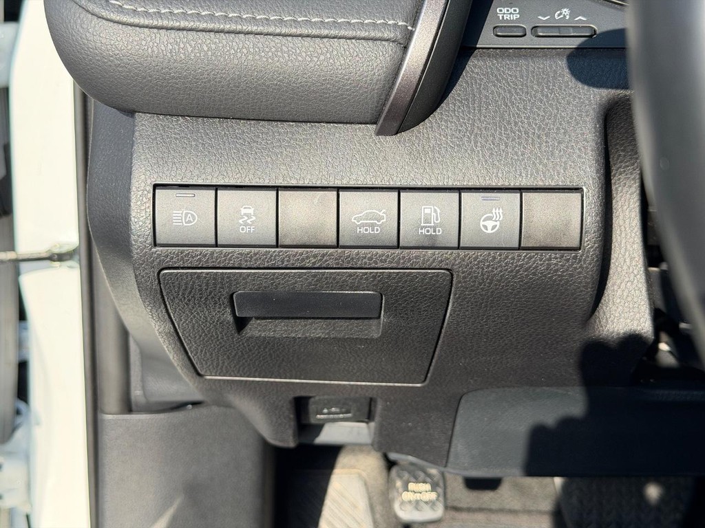 Toyota Camry Vehicle Full-screen Gallery Image 17