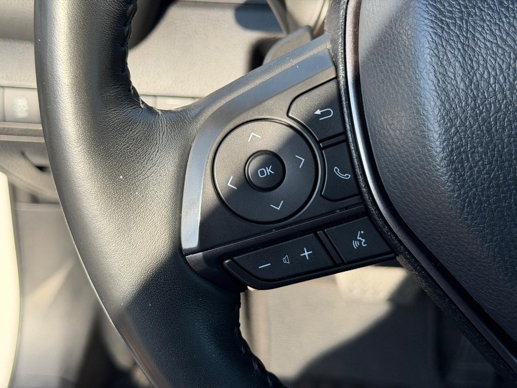 Toyota Camry Vehicle Full-screen Gallery Image 18