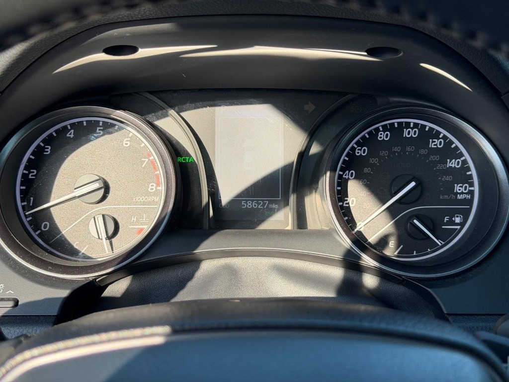 Toyota Camry Vehicle Full-screen Gallery Image 20