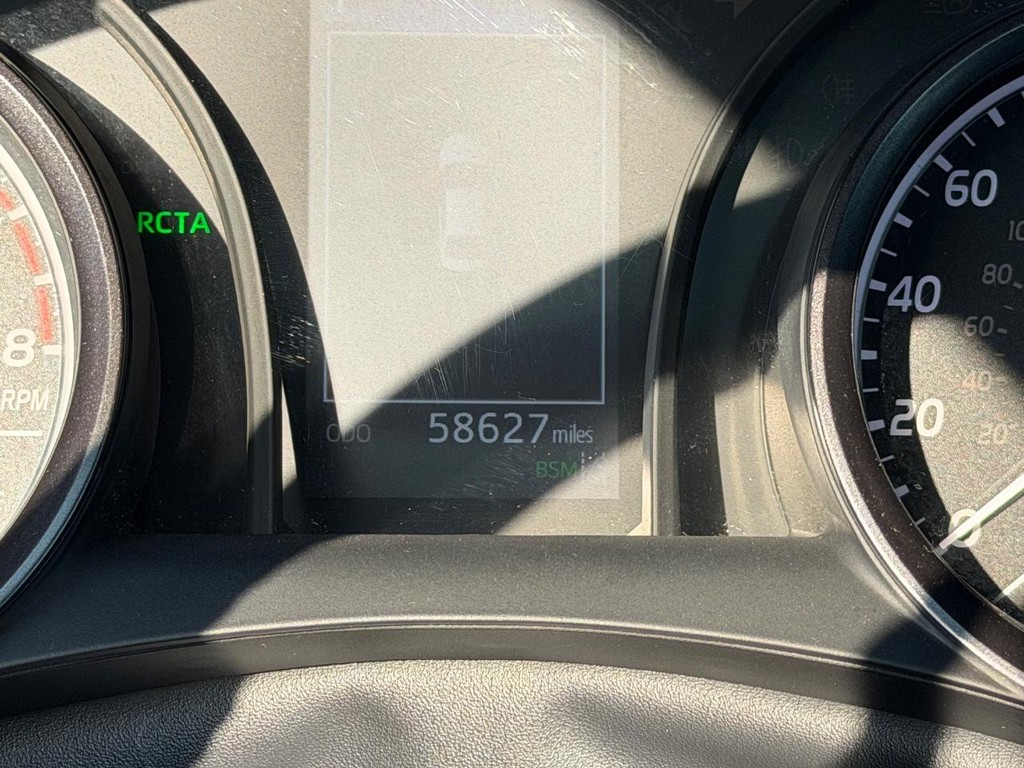 Toyota Camry Vehicle Full-screen Gallery Image 21