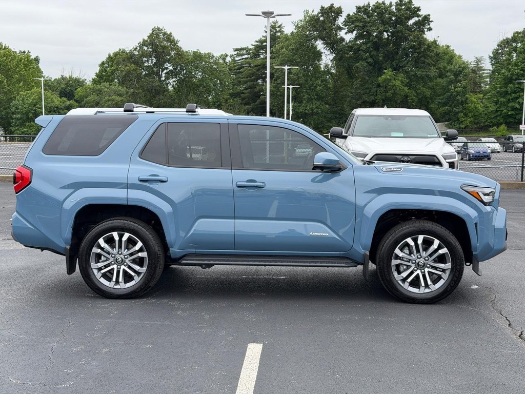 Toyota 4Runner Vehicle Full-screen Gallery Image 02