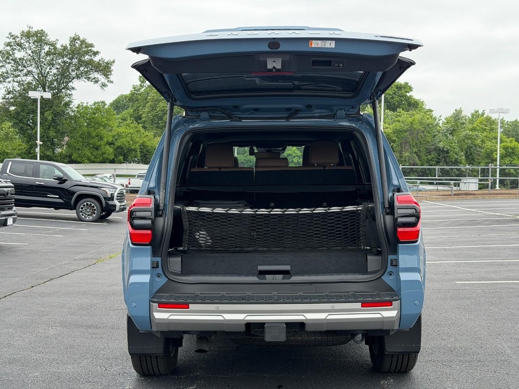 Toyota 4Runner Vehicle Full-screen Gallery Image 04
